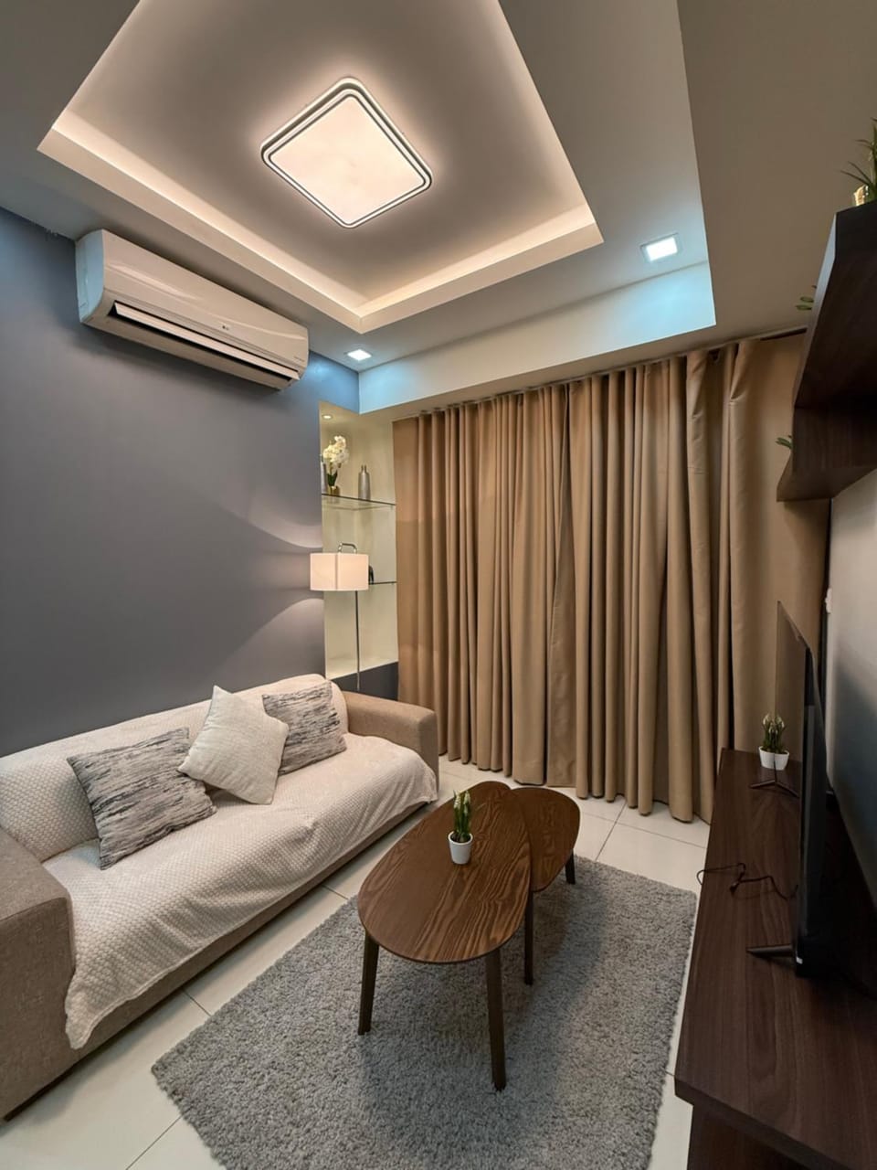 Communal lounge/ TV room, TV and multimedia, Living room, Seating area, air conditioner