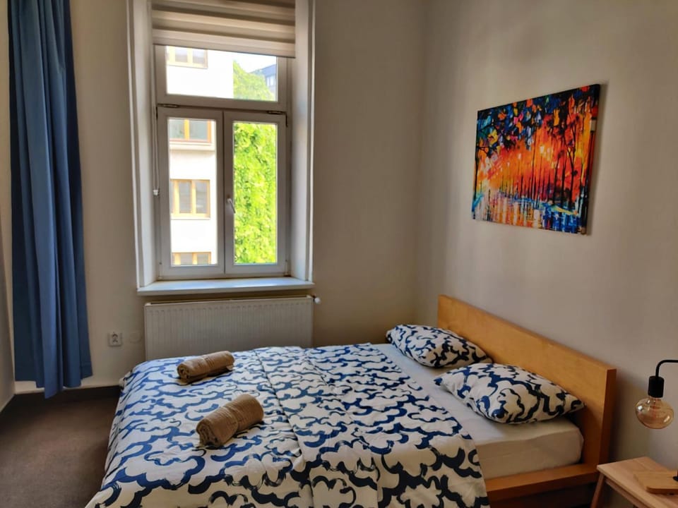 Comfortable 2 Bedroom Flat Free Parking Shared Kitchen Apartment in Prague