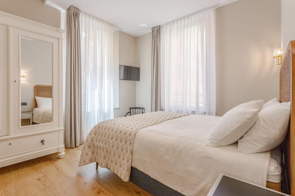 Bed, TV and multimedia, Photo of the whole room, Bedroom, wardrobe