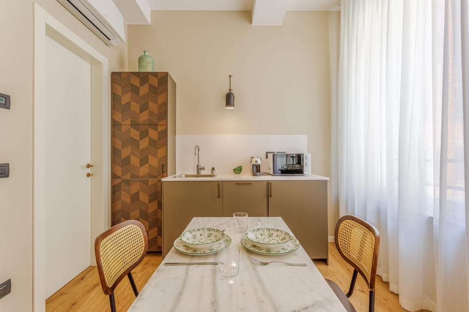 Kitchen or kitchenette, Dining area