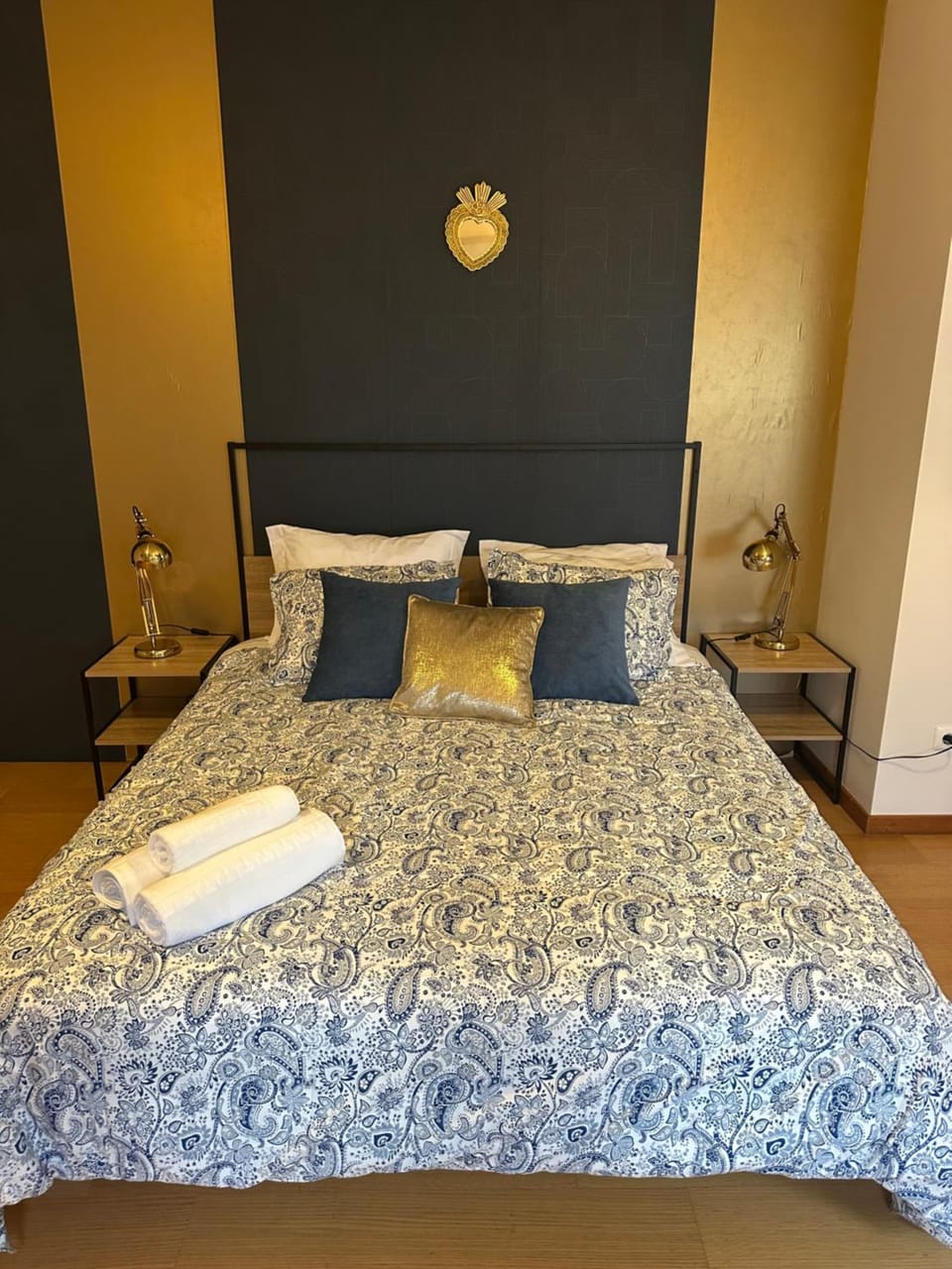 Bed, Photo of the whole room, Bedroom, towels