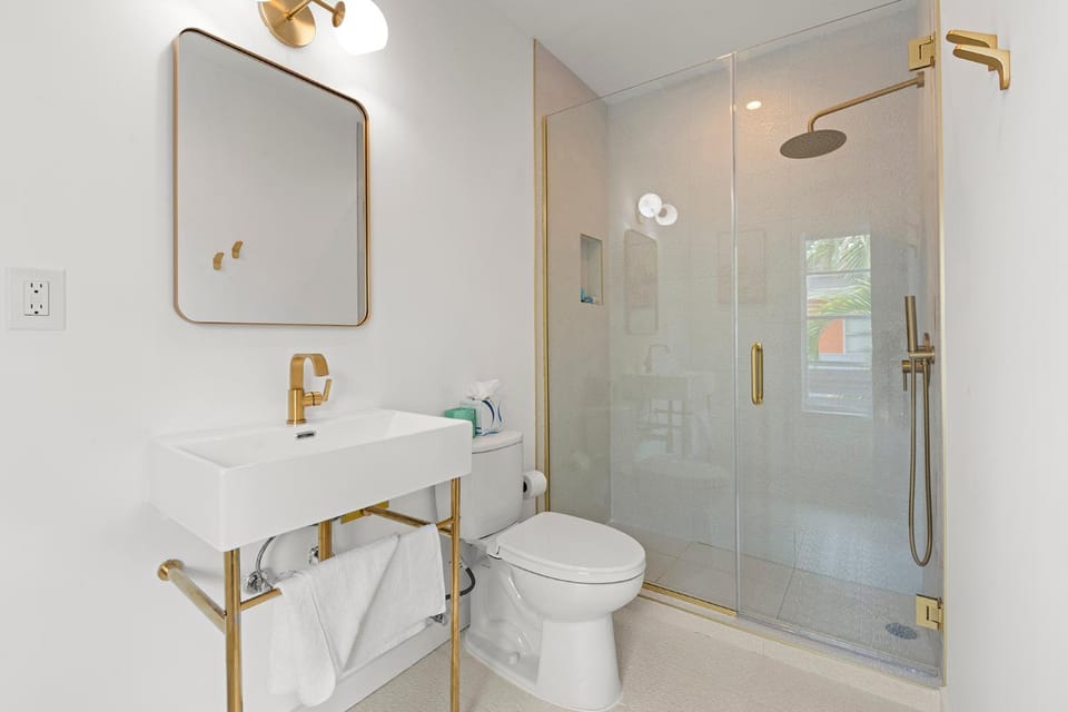 Shower, Toilet, Bathroom, towels
