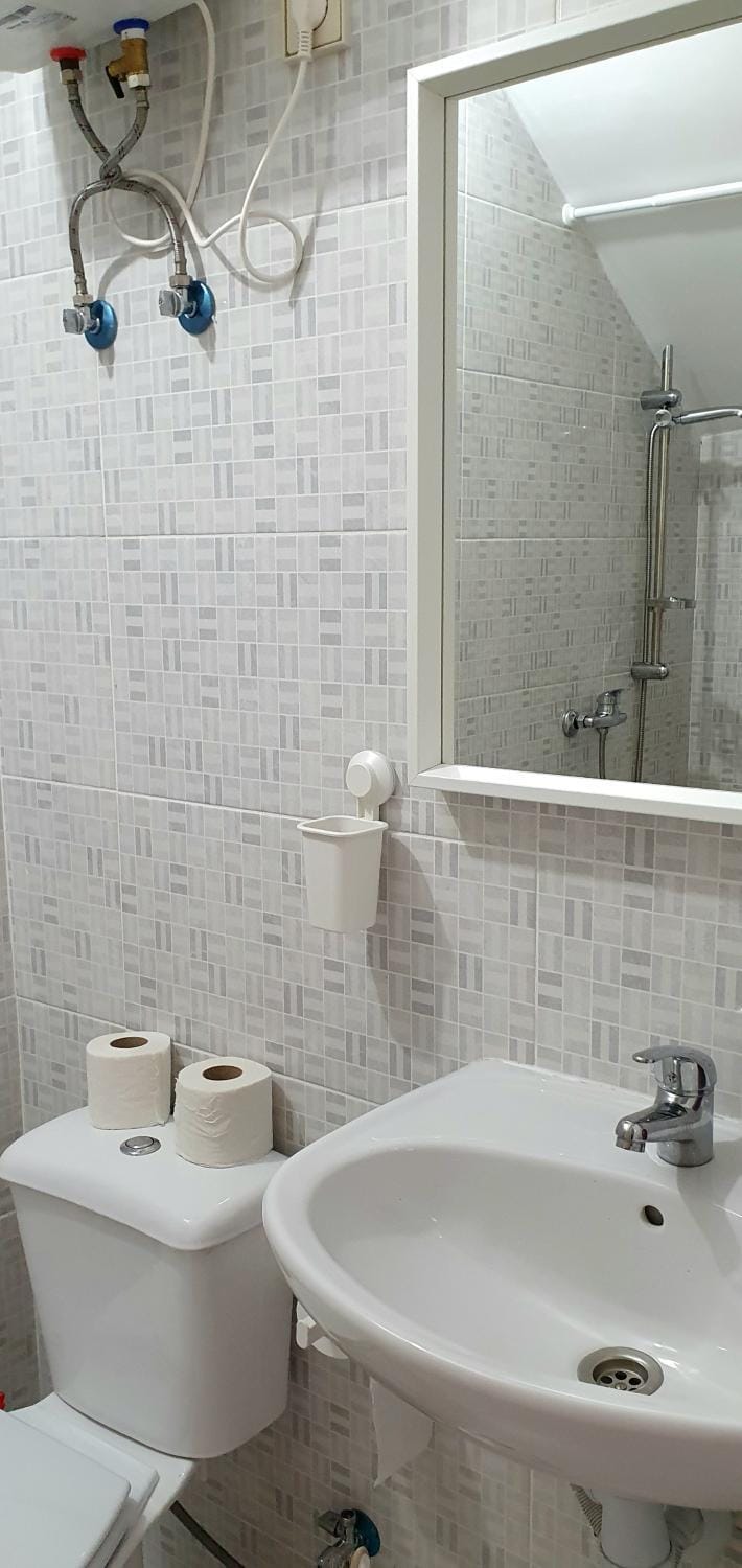 Shower, Toilet, Bathroom, towels