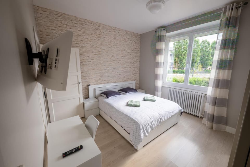 Bed, TV and multimedia, Photo of the whole room, Bedroom, internet, towels