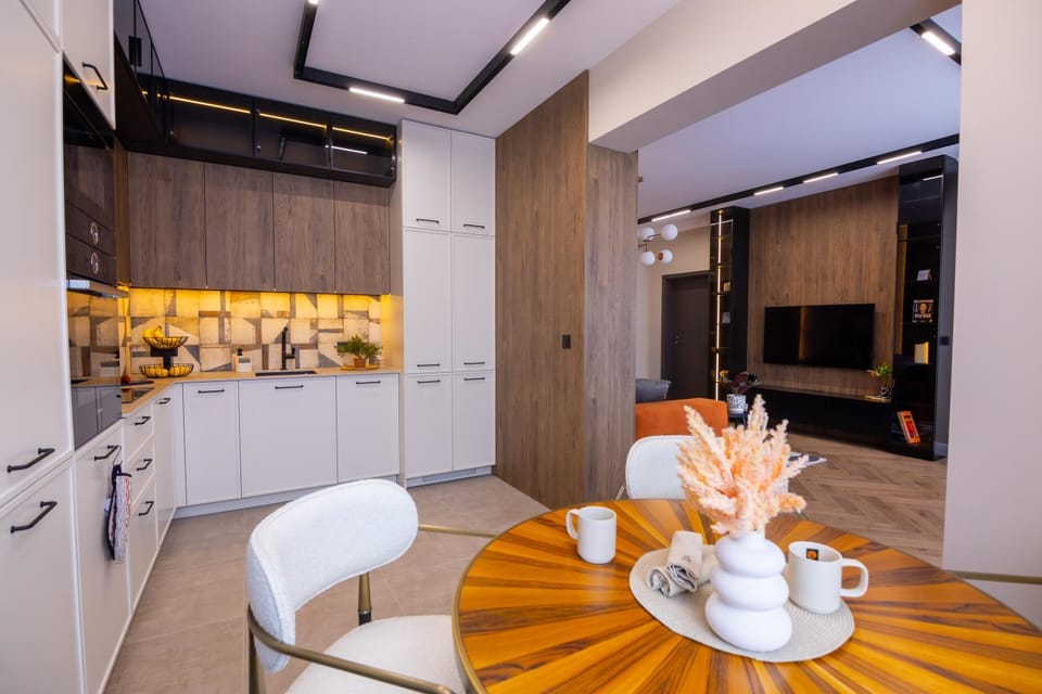 Coffee/tea facilities, Kitchen or kitchenette, Seating area, Dining area, stove