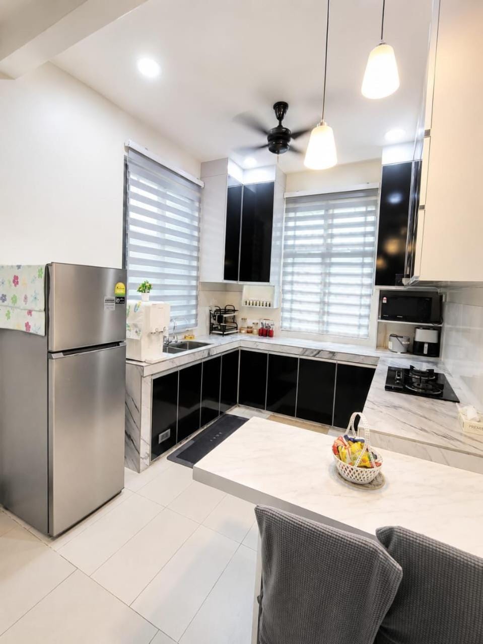 Kitchen or kitchenette, Dining area, dishwasher, microwave, minibar, oven