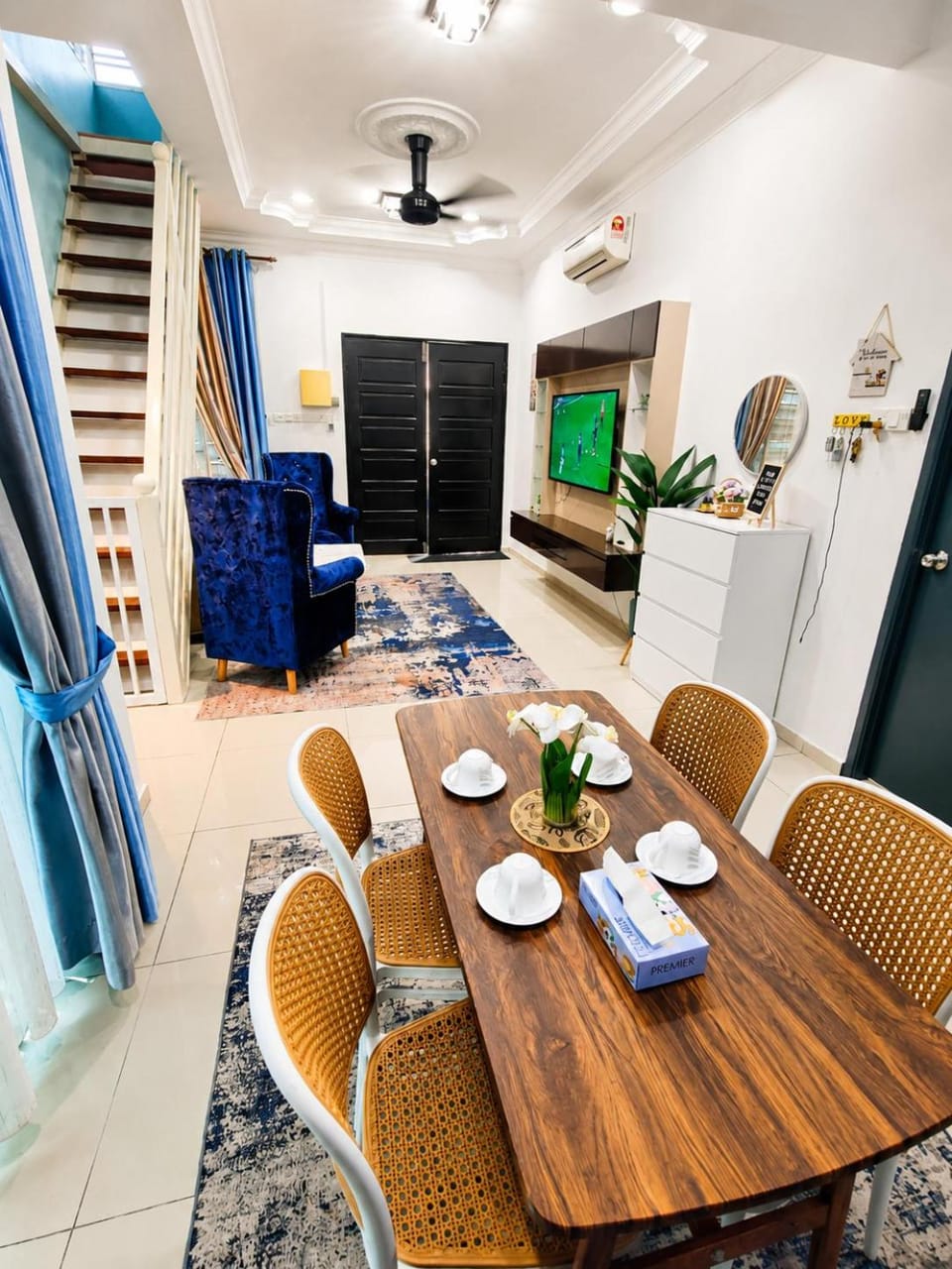 TV and multimedia, Living room, Seating area, Dining area, air conditioner