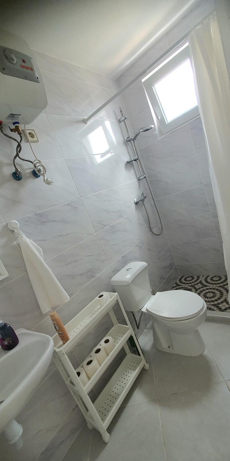 Shower, Toilet, Bathroom, towels
