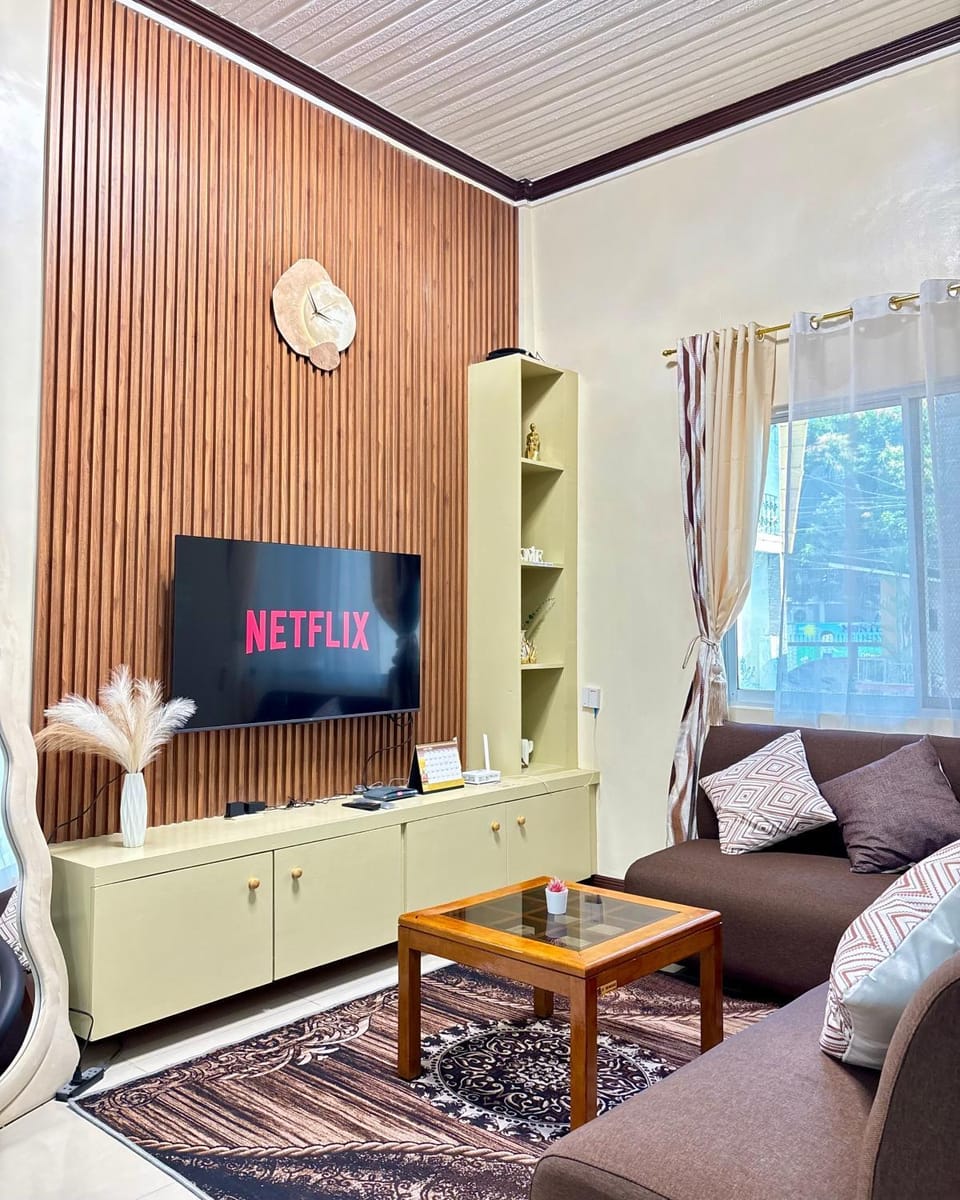 Communal lounge/ TV room, TV and multimedia, Living room, Seating area, Evening entertainment