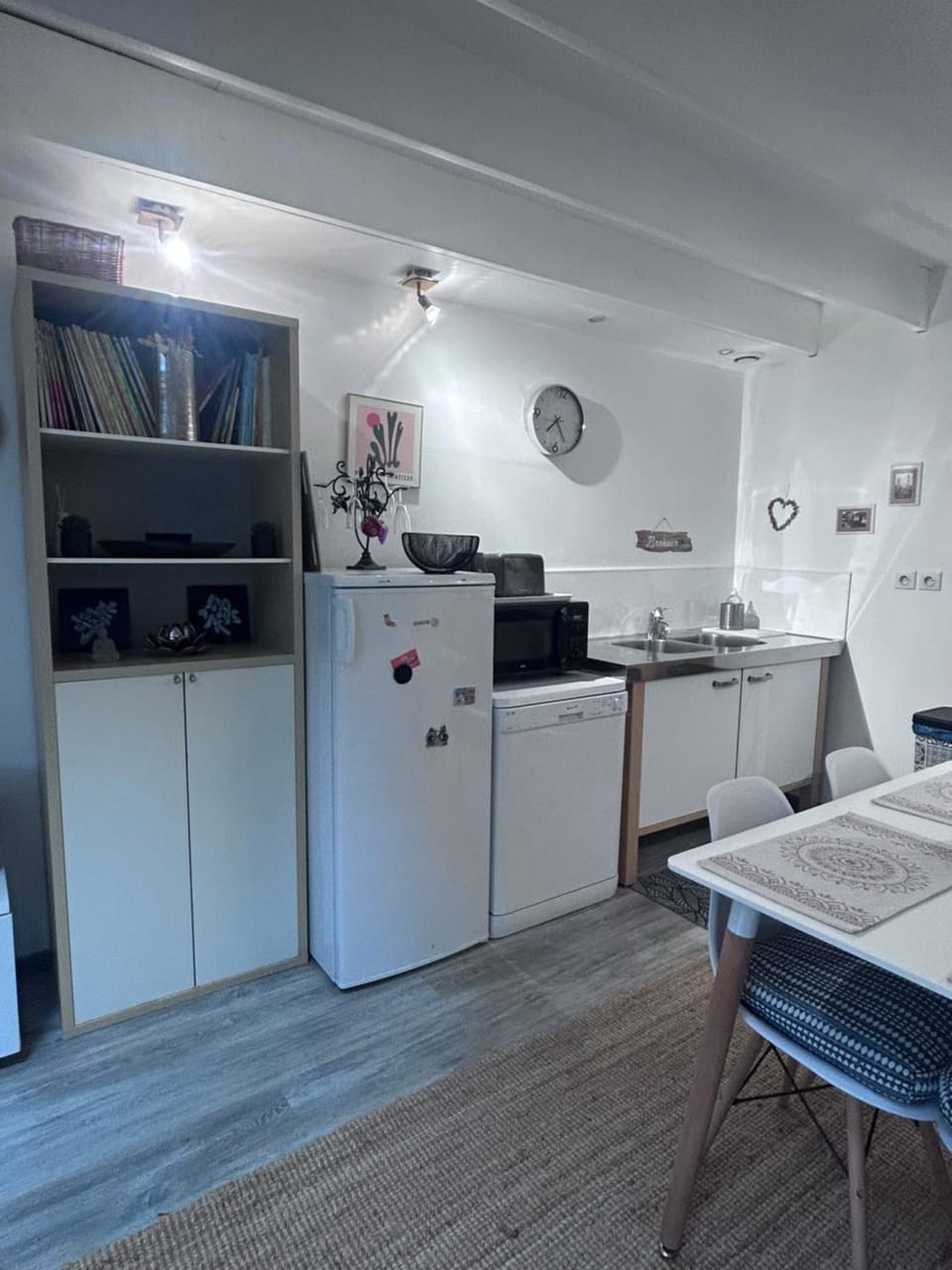 Kitchen or kitchenette, dishwasher, oven