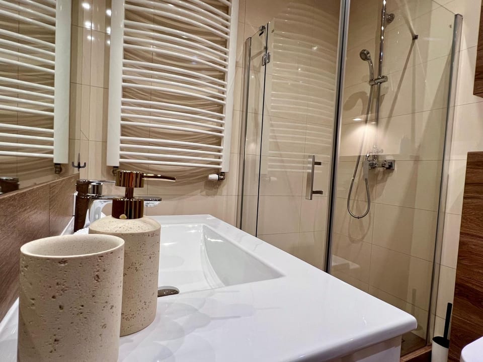 Shower, Bathroom, towels