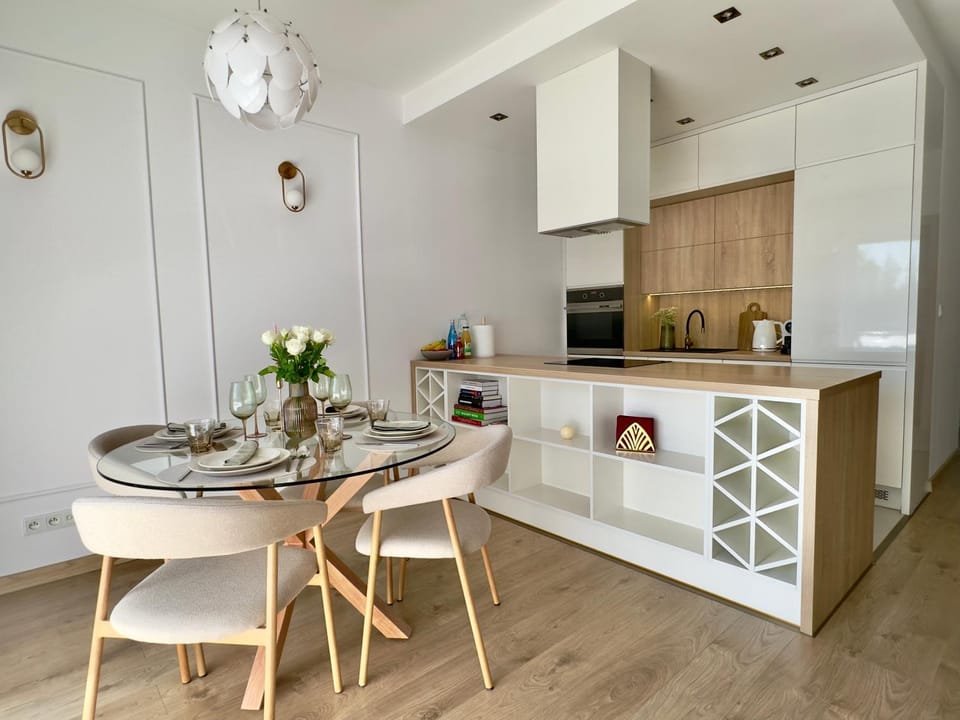 Kitchen or kitchenette, Dining area, oven, stove