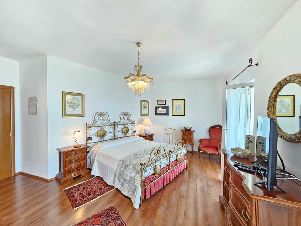 Bed, TV and multimedia, Bedroom