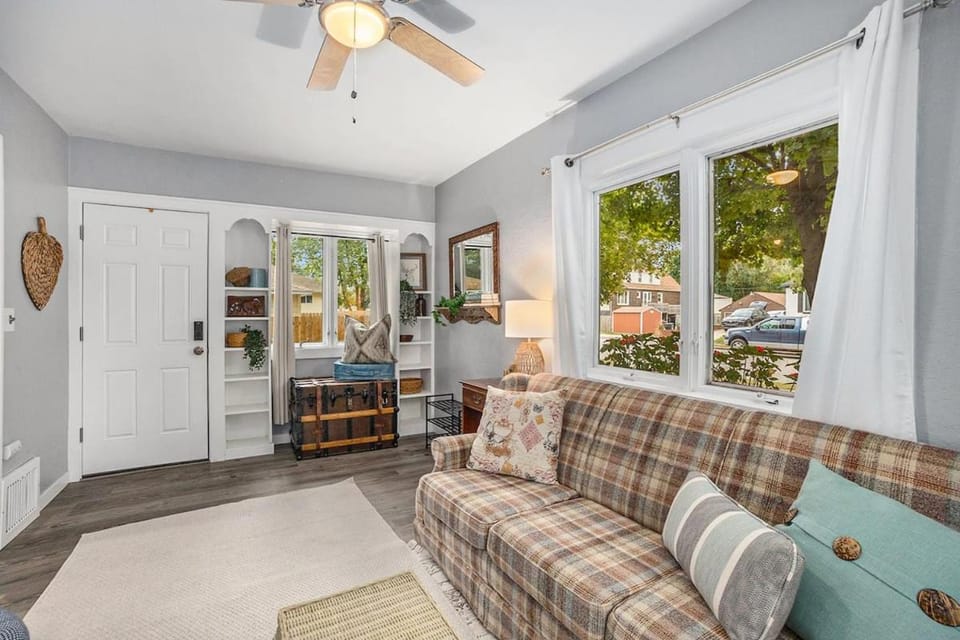 Little Barn Cottage - 3br home with hot tub House in Grandville