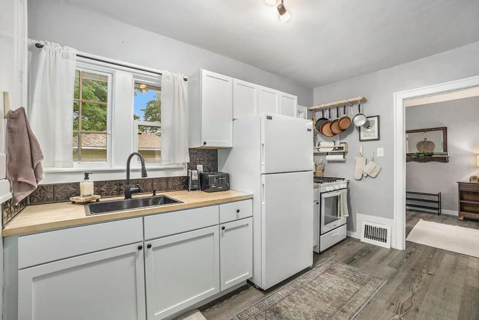 Little Barn Cottage - 3br home with hot tub House in Grandville