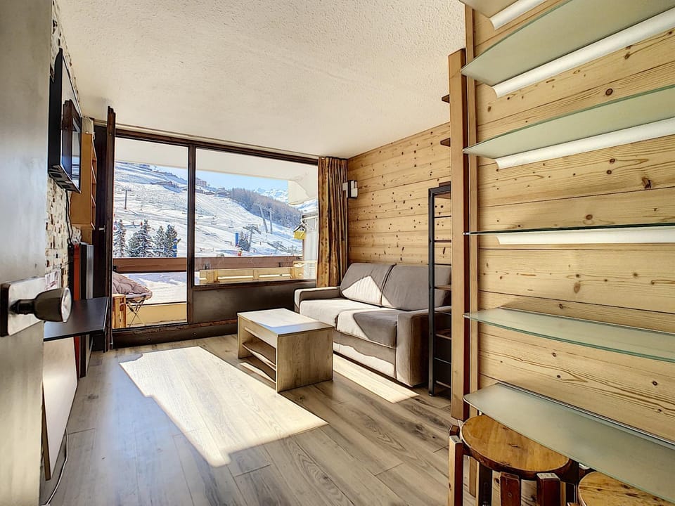TV and multimedia, Living room, Seating area, Mountain view