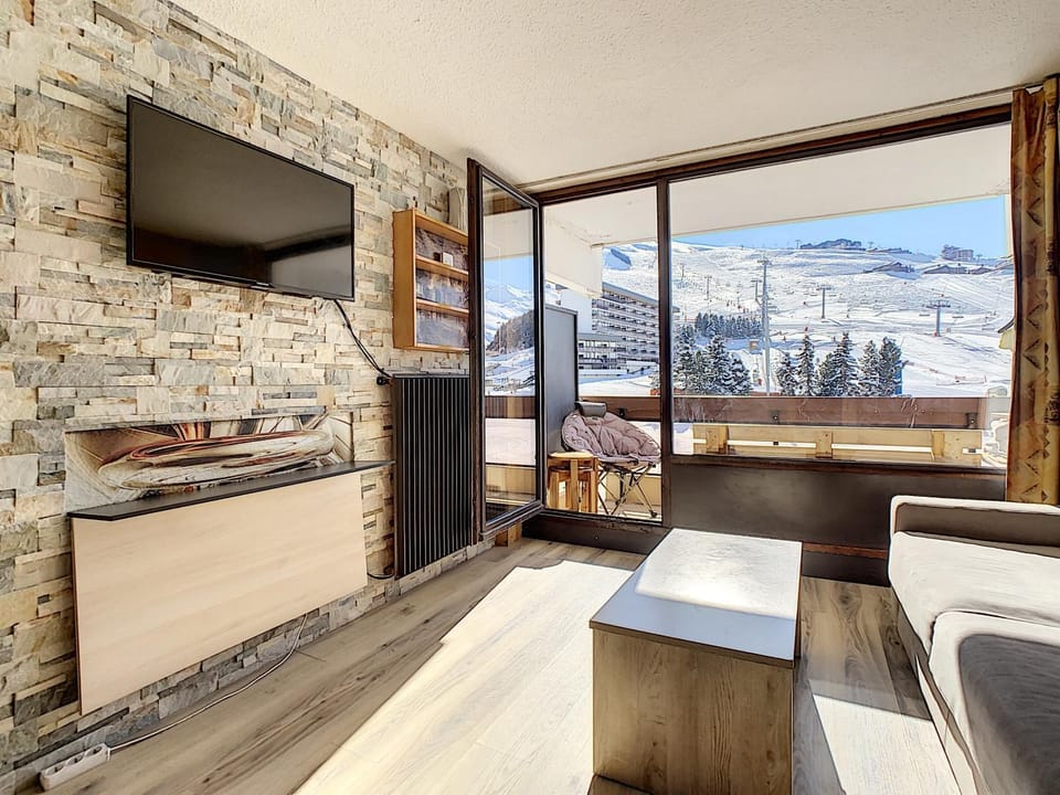 TV and multimedia, Seating area, Dining area, Mountain view
