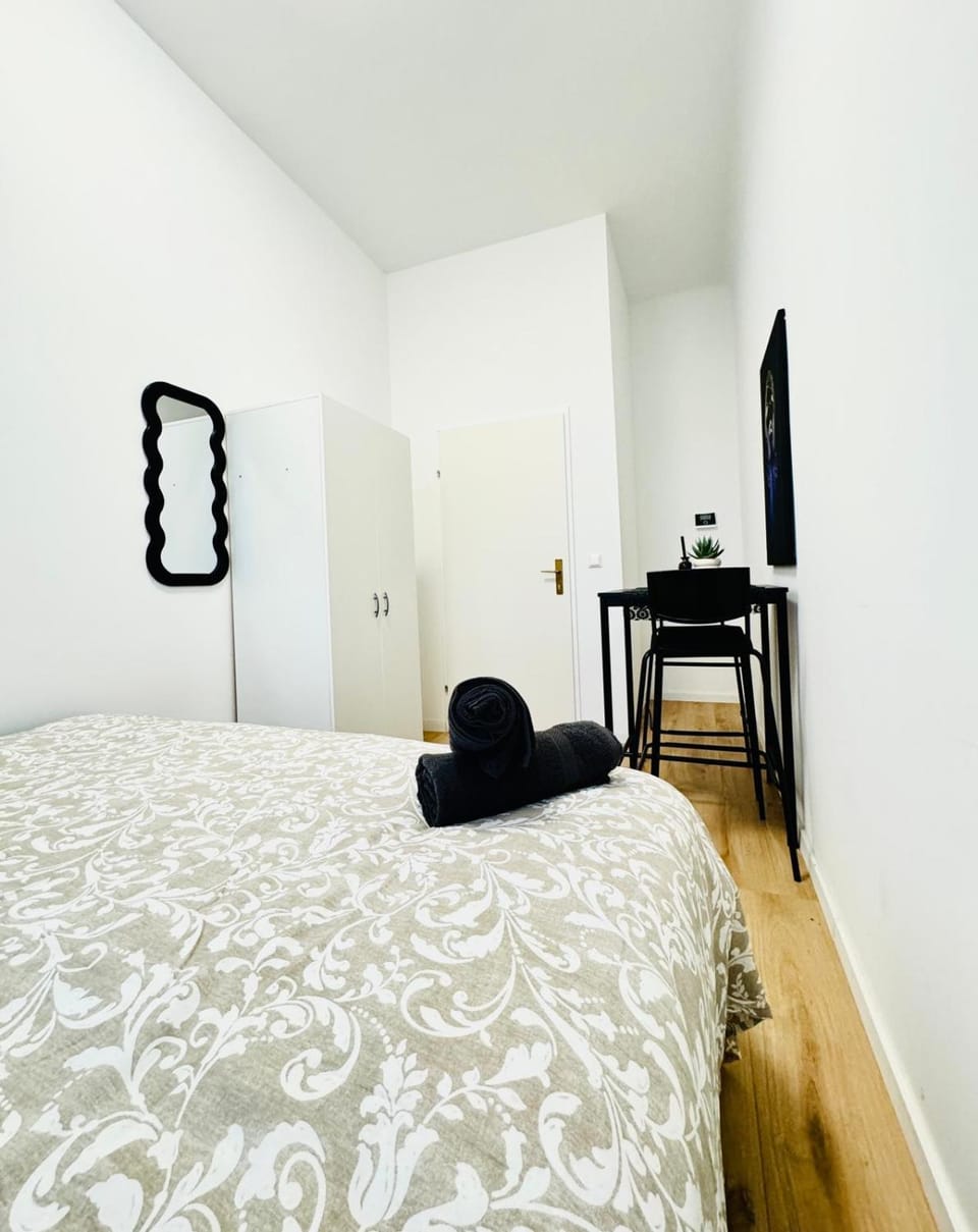Bed, TV and multimedia, Bedroom