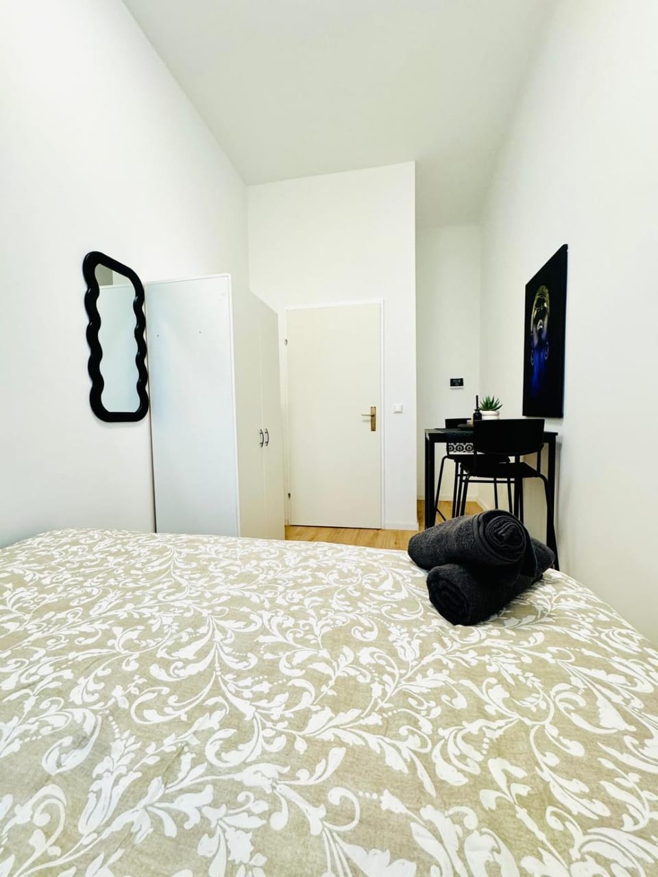 Bed, TV and multimedia, Bedroom
