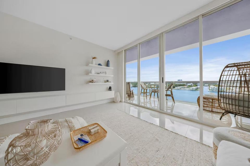 Communal lounge/ TV room, TV and multimedia, Balcony/Terrace, Living room, Seating area, Evening entertainment