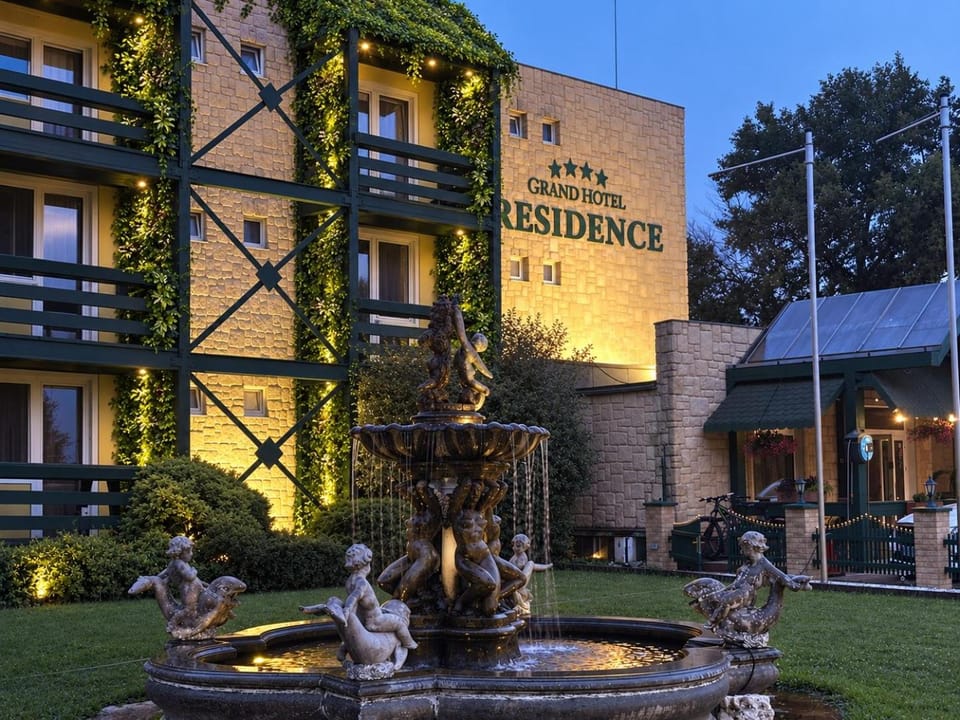 Property building, Day, Garden, Garden view, Location