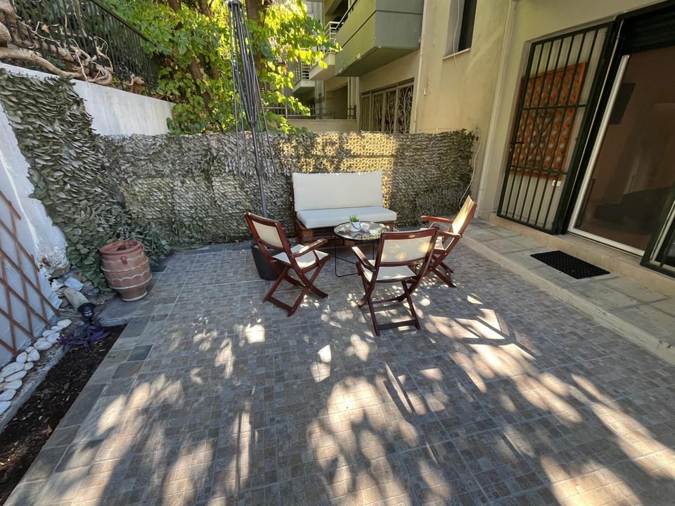Chris & Mary Beautiful Yard SKG Apartment in Thessaloniki