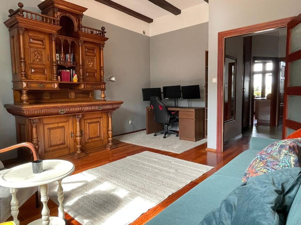 Communal lounge/ TV room, Library, TV and multimedia, Living room, Seating area, Evening entertainment