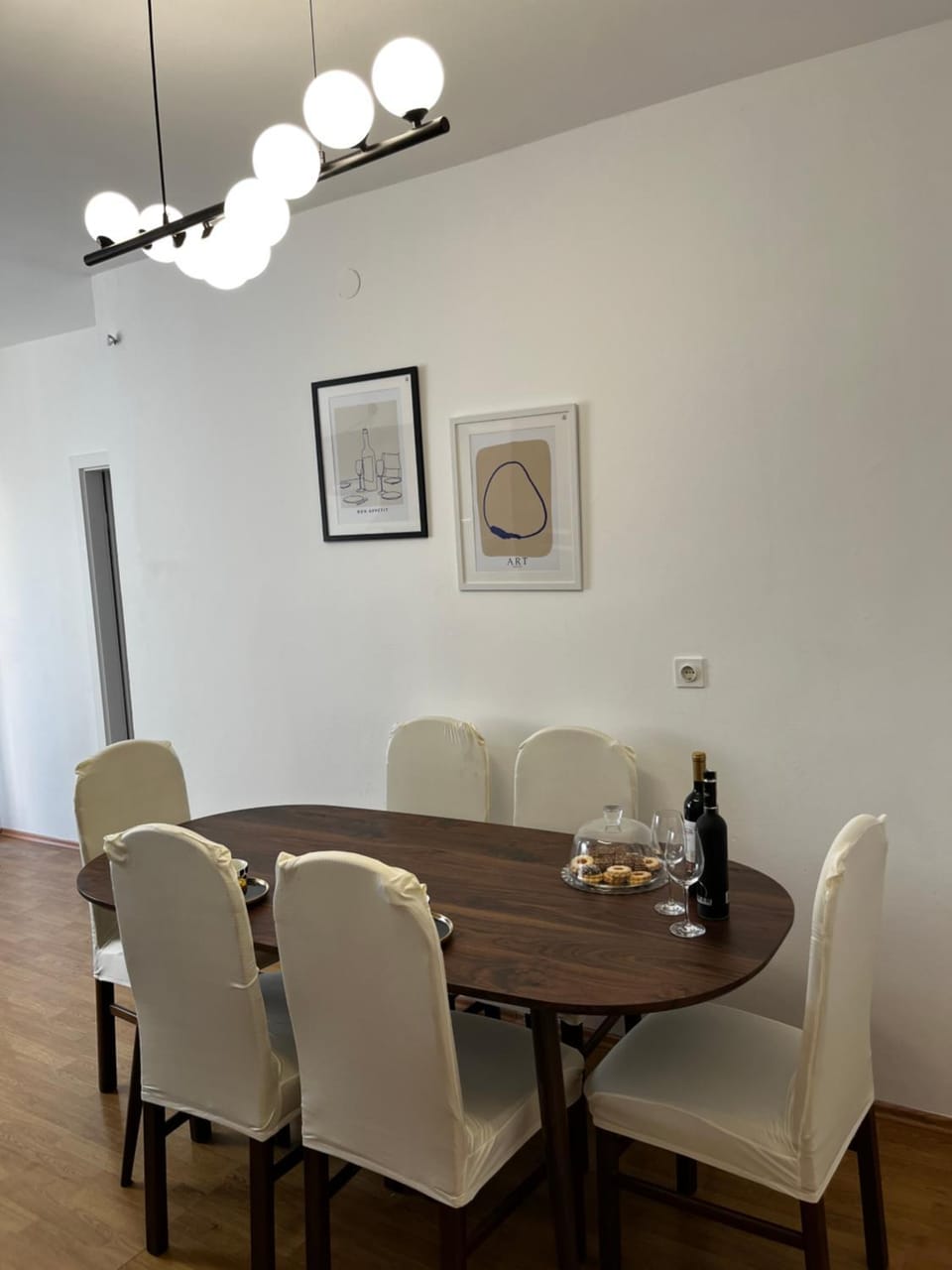 Seating area, Dining area