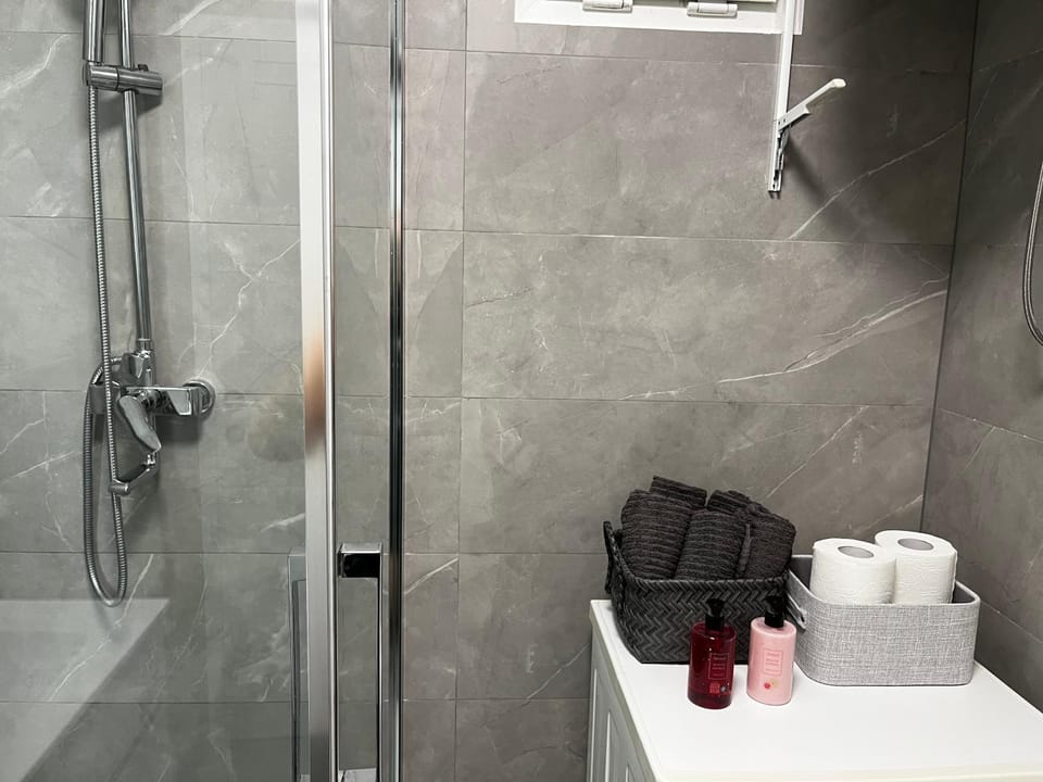 Shower, Bathroom, towels