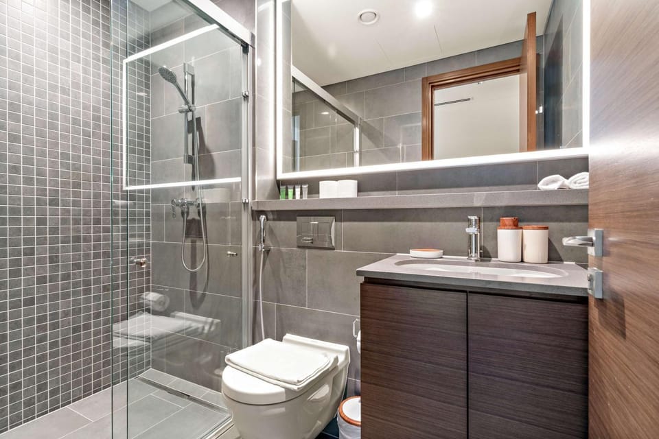 Modern 1BR in The Crest with pool and gym Apartment in Dubai