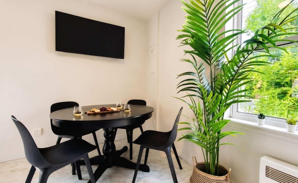 Limoilou 4 Guests AC Free Parking 5 min DT Apartment in Quebec City