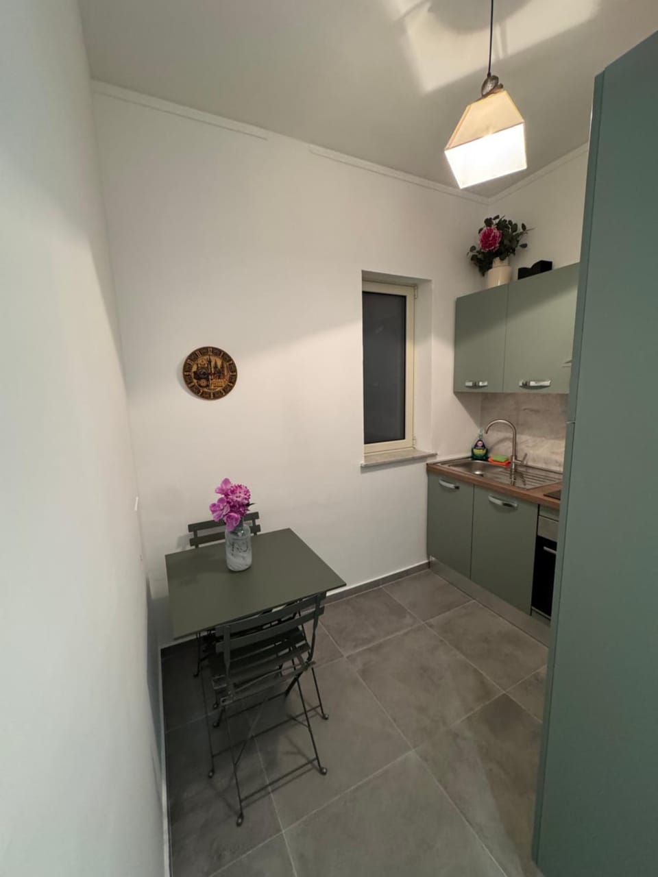 Kitchen or kitchenette, Dining area, stove