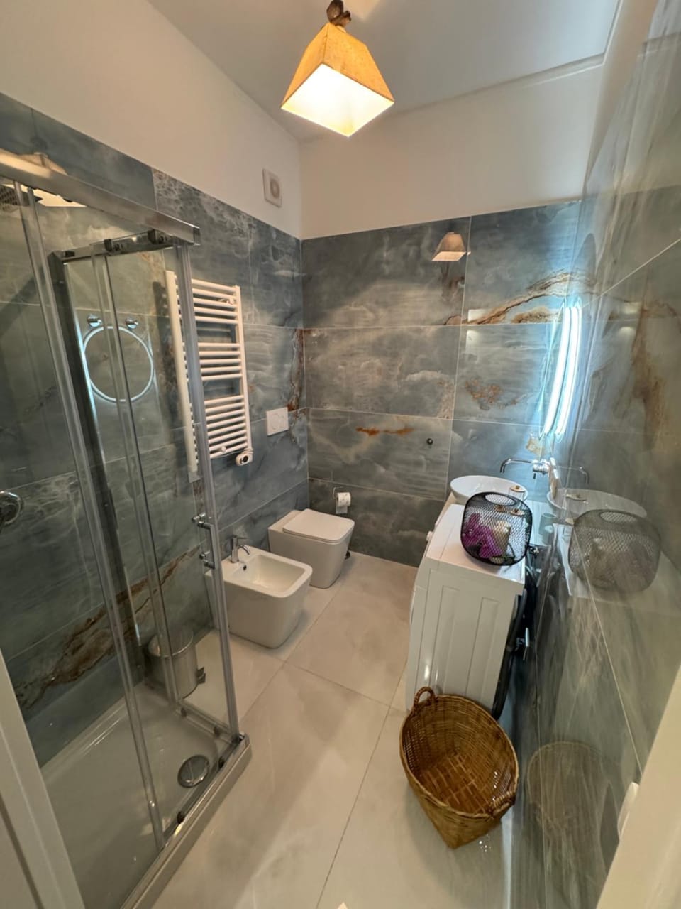 Shower, Toilet, Bathroom, Bath, bidet, towels