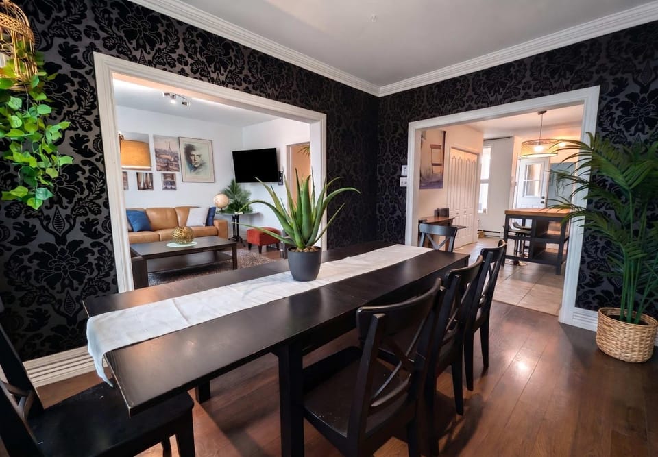 Urban Limoilou 8 guests AC 2 Free Parking Apartment in Quebec City
