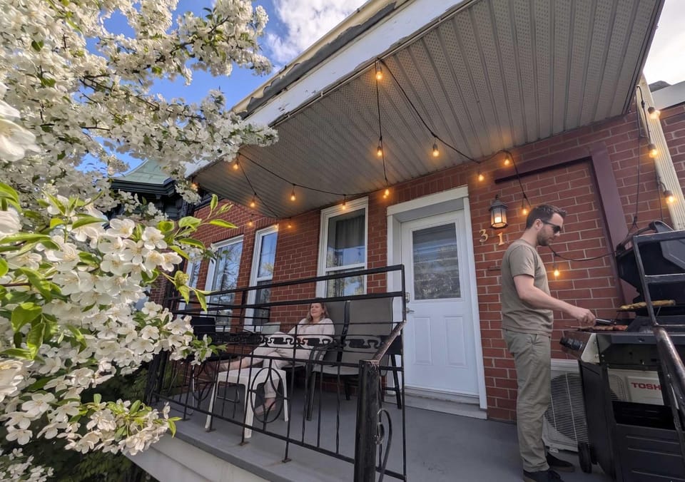 Urban Limoilou 8 guests AC 2 Free Parking Apartment in Quebec City