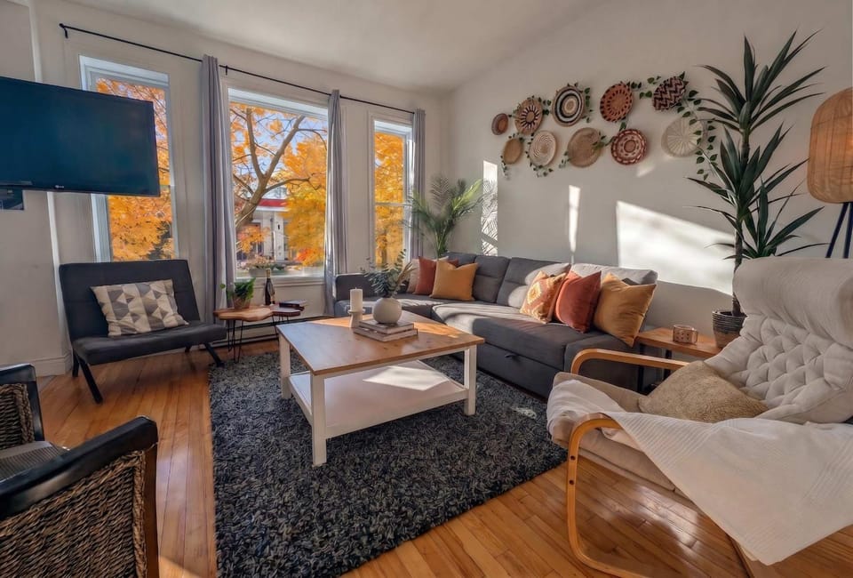 Trendy Limoilou 9 guests 2BR AC 2 parking Apartment in Quebec City