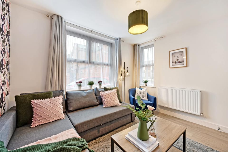 Living room, Seating area, internet