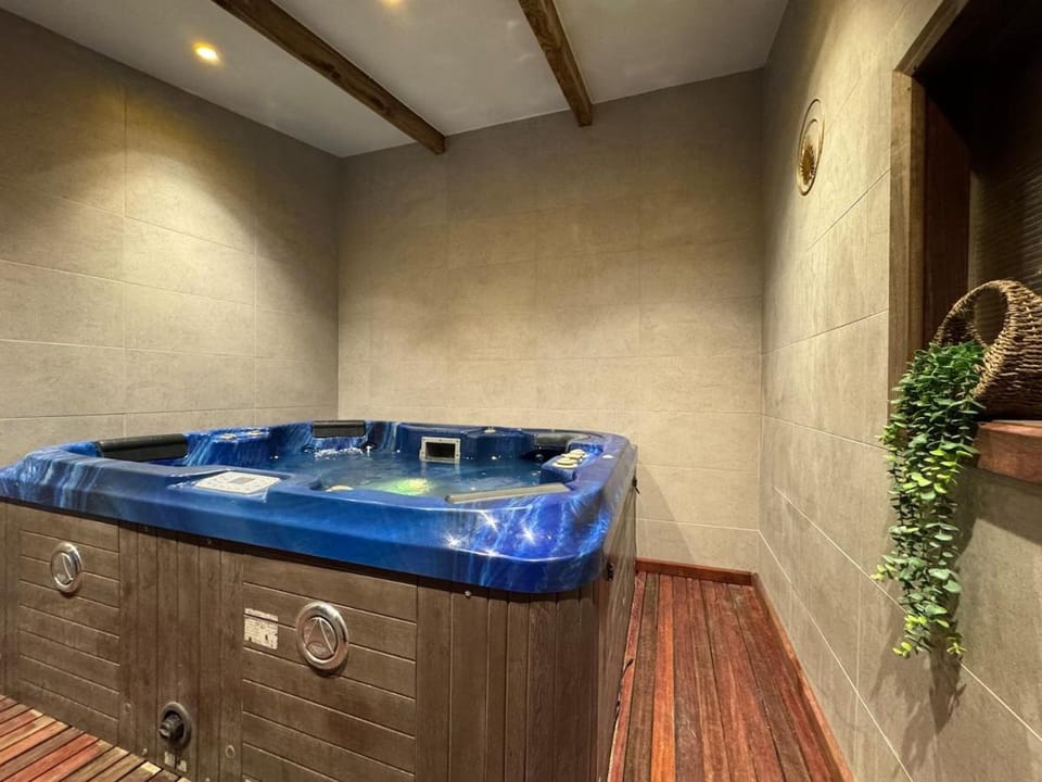 Maison Moana- Jaccuzi - Groupama Stadium LDLC Arena Eurexpo House in Auvergne-Rhône-Alpes