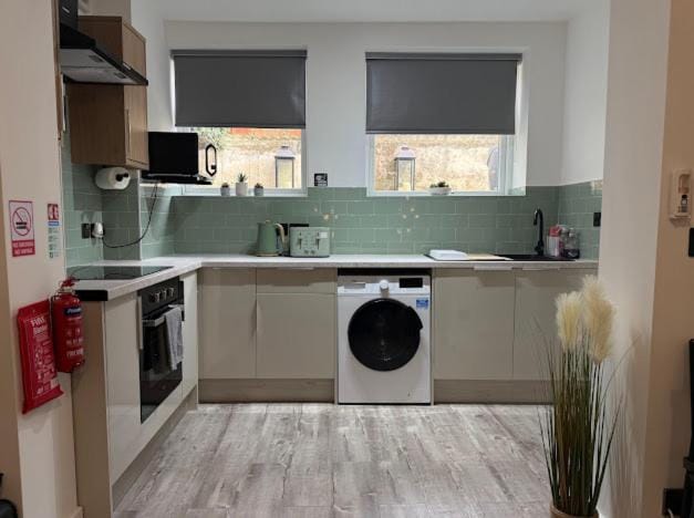 Kitchen or kitchenette, stove, washing machine, dryer