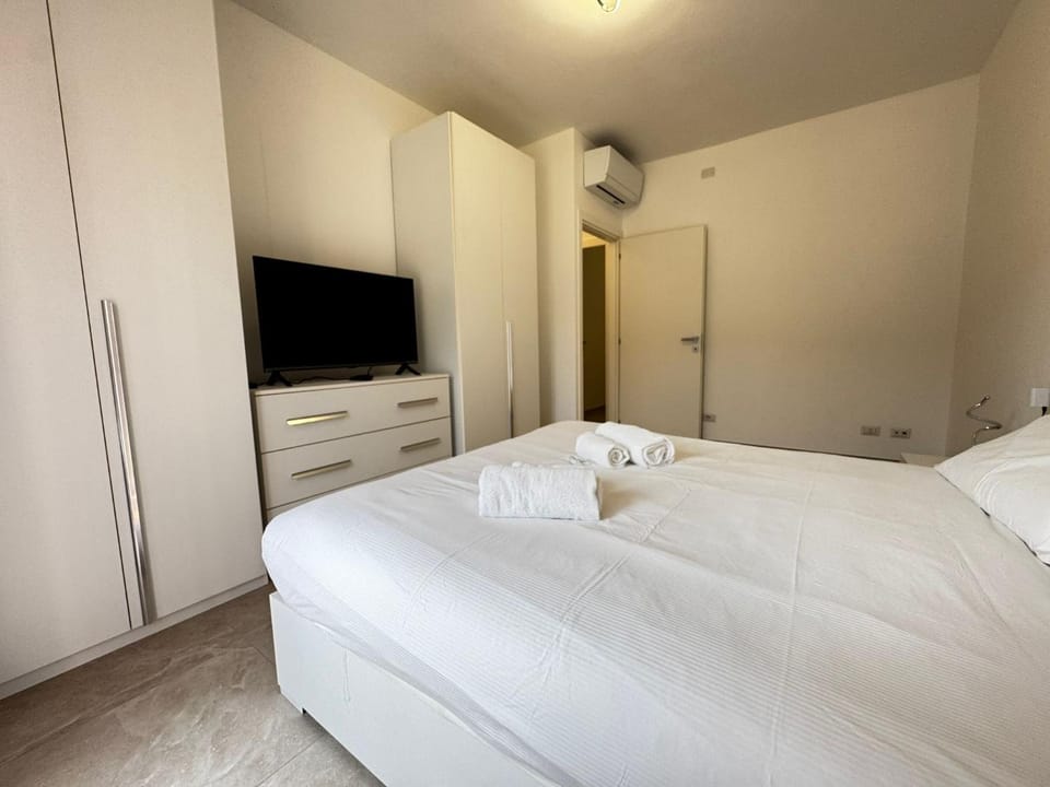 Photo of the whole room, Bedroom, air conditioner