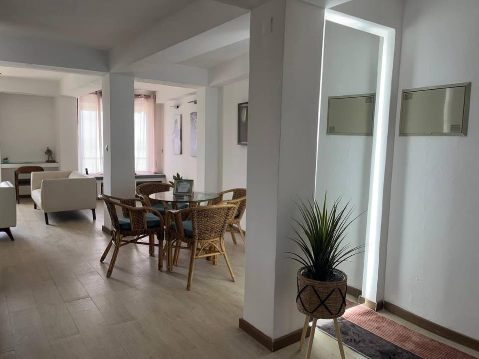 Seating area, Dining area