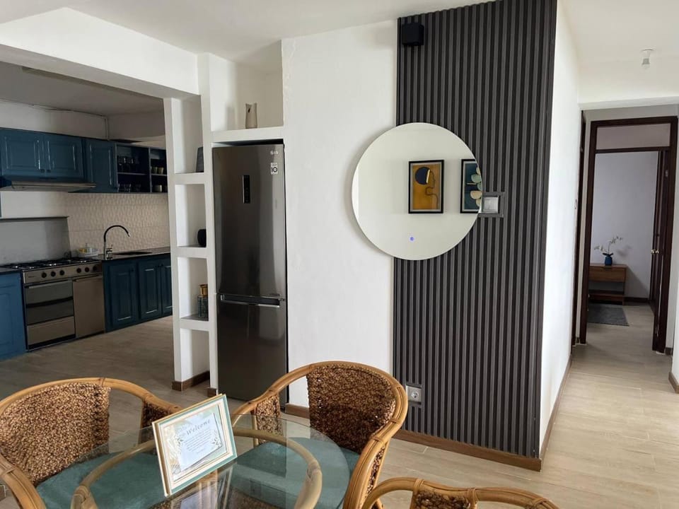 Dining area, minibar