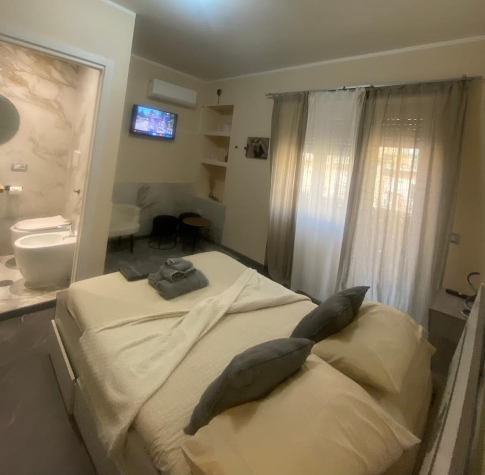 Photo of the whole room, Bedroom