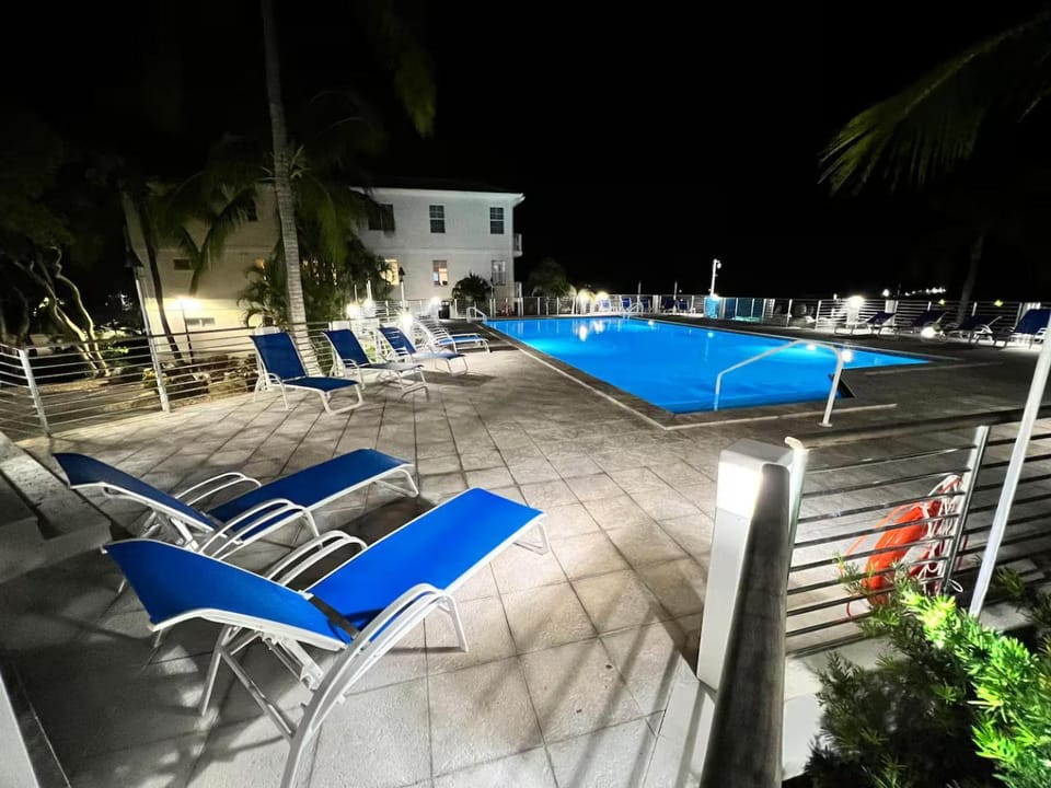 Keys Escape 4 Stories, Rooftop Views & 3 Suites House in Key Largo