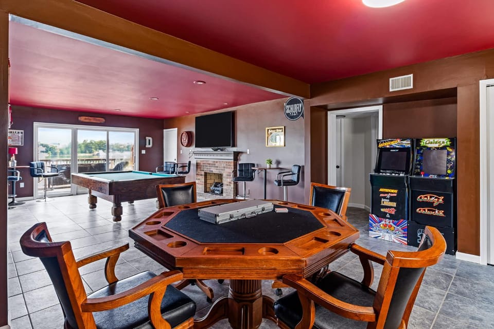 New Renovated 5BD Home with Hot Tub Sauna & Game Rm House in Jeffersonville