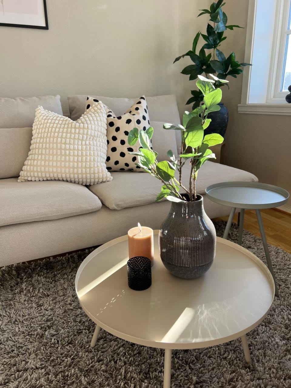 Day, View (from property/room), Living room, City view, Mountain view, Street view