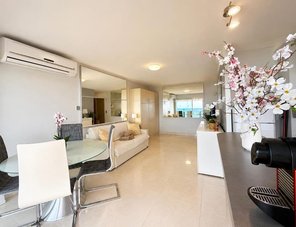 Coffee/tea facilities, Living room, Lounge or bar, Photo of the whole room, Seating area, Bedroom, Dinner, furniture