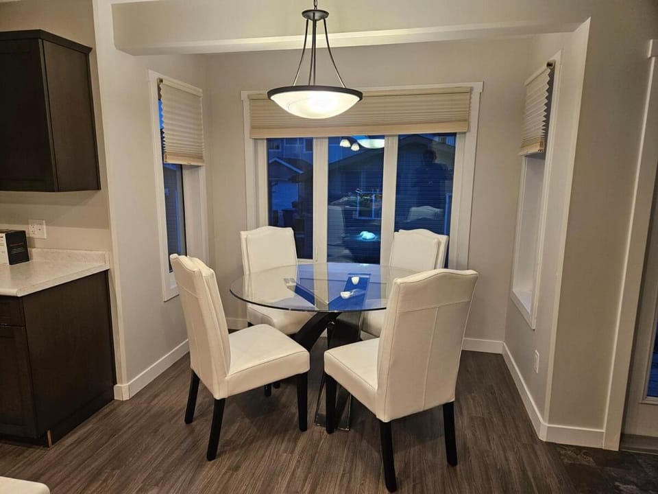 Comfy Home in Harbour Landing - Regina Villa in Regina