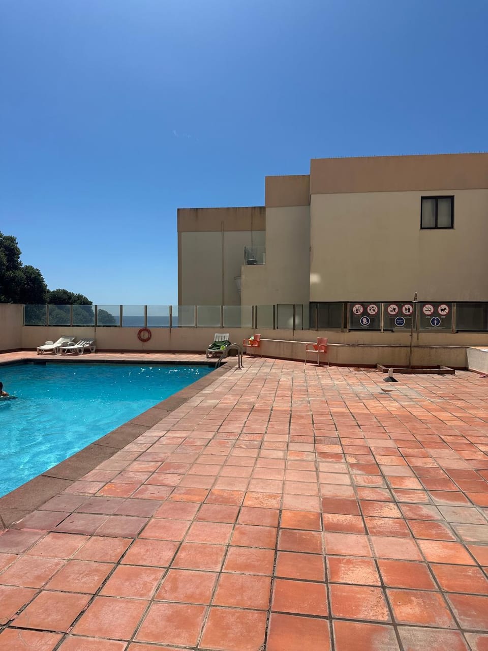 Property building, Day, Pool view, Swimming pool, sunbed