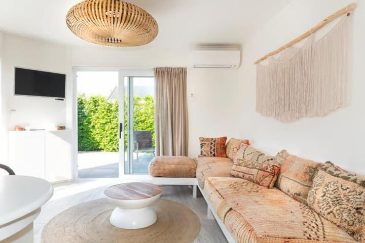 TV and multimedia, Seating area, air conditioner